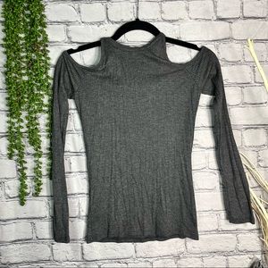 .^🌼3/$30🌼NWOT Urban X Grey Cold Shoulder Long Sleeve Top Size Small